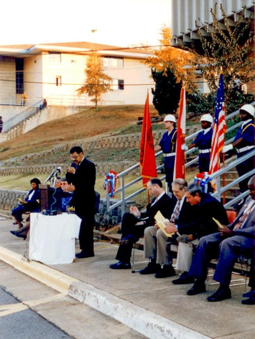 尤金·内德·普拉特在由州和地方政府官员以及社区领袖参加的仪式上发表讲话.